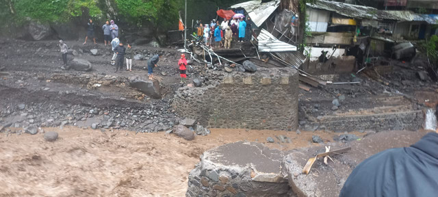 Plh Bupati Tegal Ahmad Kholid meninjau langsung lokasi bencana banjir bandang di kawasan wisata Guci, Kabupaten Tegal, Sabtu, (24/1/2026). Foto: Dok. Istimewa