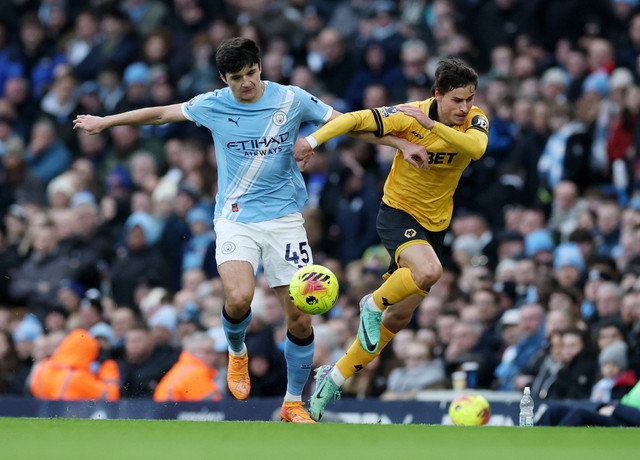 Abdukodir Khusanov dari Manchester City beraksi dengan Hugo Bueno dari Wolverhampton Wanderers pada pertandingan Liga Inggris antara Manchester City vs Wolverhampton Wanderers di Stadion Etihad, Manchester, Inggris, Sabtu (24/1/2026). Foto: Phil Noble/REUTERS