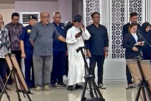 Tangis Rafi Pratama Irawan, anak dari Ferry Irawan, pegawai KKP yang menjadi korban jatuhnya pesawat ATR saat melepas dan membacakan doa untuk sang ayah di AUP Kelautan dan Perikanan, Pasar Minggu, Jakarta Selatan, Minggu (25/1/2026). Foto: Nasywa Athifah/kumparan