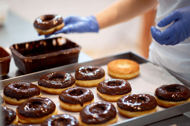 Ilustrasi membuat donat. Foto: Lucky Business/Shutterstock