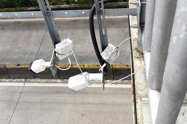 Kabel yang putus dari kamera pengawas atau CCTV di JPO Sahabat jalan Daan Mogot, Jakarta Barat, Minggu (25/1/2026). Foto: Luthfi Humam/kumparan
