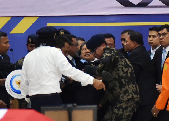 Peserta upacara membawa Menteri KP, Sakti Wahyu Trenggono yang pingsan saat memimpin upacara penghormatan dan pelepasan tiga jenazah pegawai KKP korban kecelakaan pesawat ATR 42-500 di Politeknik AUP Jakarta, Minggu (25/1/2026). Foto: Muhammad Iqbal/ANTARA FOTO