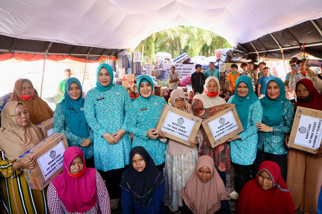 Ketua Umum Tim Penggerak Pemberdayaan dan Kesejahteraan Keluarga (TP PKK), Tri Tito Karnavian menyerahkan bantuan kepada 270 KK di Dusun Sarah Gala, Desa Sah Raja, Kecamatan Pante Bidari, Kabupaten Aceh Timur, Sabtu (24/1/2026). Foto: Dok. Kemendagri