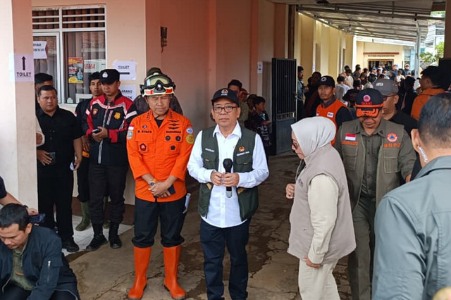 Menko PMK, Pratikno memberikan paparan saat meninjau langsung kondisi pengungsi di posko pengungsian longsor Cisarua, Minggu (25/1/2026). Foto: Abisatya/kumparan