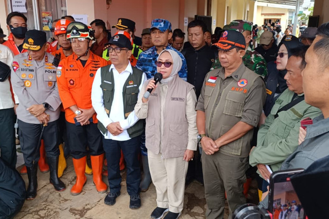 Menteri PPPA, Arifah Fauzi memberikan paparan saat meninjau langsung kondisi pengungsi perempuan di posko pengungsian longsor Cisarua, Minggu (25/1/2026). Foto: Abisatya/kumparan