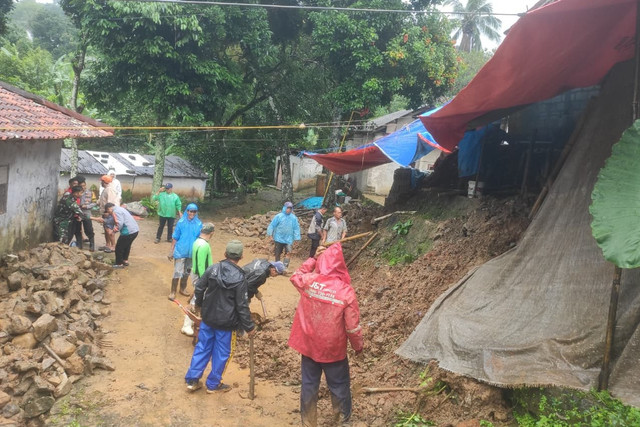 Kondisi rumah terdampak longsor di Kabupaten Bogor, Jawa Barat.
Foto: Kemensos RI