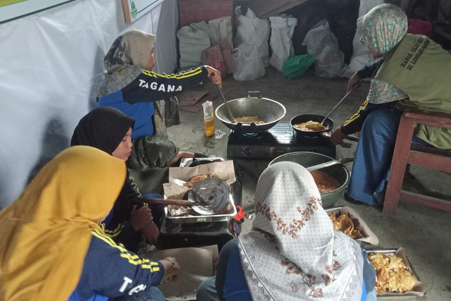 Kementerian Sosial mendirikan dapur umum dan menyalurkan bantuan  bagi para korban banjir bandang dan tanah longsor yang terjadi di Kabupaten Pemalang, Jawa Tengah.  Foto: Kemensos RI