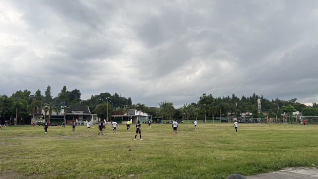 Lapangan Kasihan di Kapanewon Kasihan, Kabupaten Bantul, yang di manfaatkan warga sebagai ruang publik untuk berolahraga dan bersantai. Foto: Muhammad Rizky Refaldi/Penulis