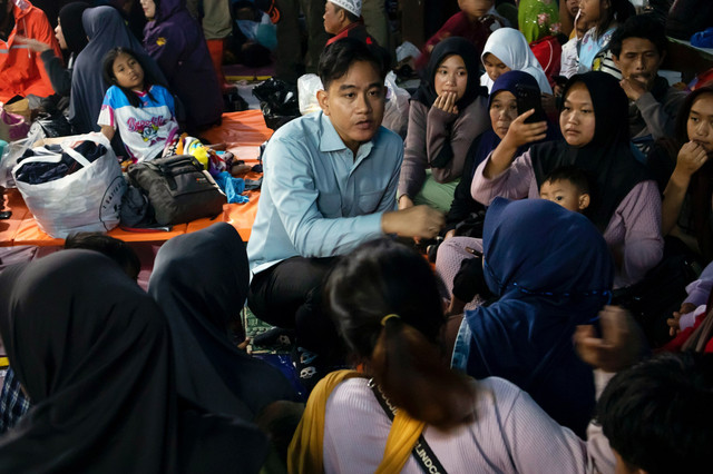 Wakil Presiden Gibran Rakabuming Raka (tengah) berbincang dengan pengungsi saat meninjau tempat pengungsian sementara di Kantor Desa Pasirlangu, Cisarua, Kabupaten Bandung Barat, Jawa Barat, Minggu (25/1/2026). Foto: Abdan Syakura/ANTARA FOTO
