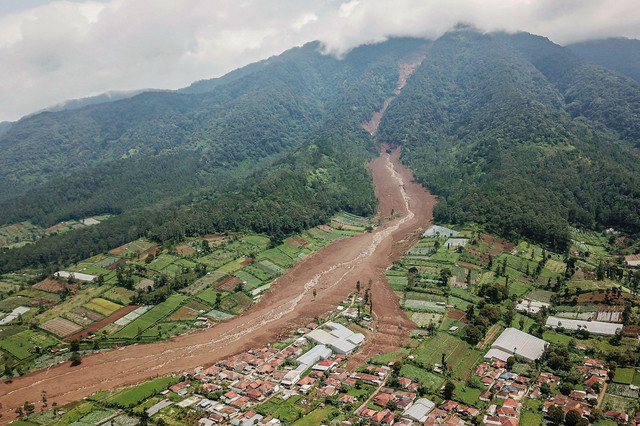 Foto udara kondisi lahan pertanian dan rumah warga yang terdampak bencana tanah longsor di Desa Pasirlangu, Cisarua, Kabupaten Bandung Barat, Jawa Barat, Minggu (25/1/2026). Foto: Abdan Syakura/ANTARA FOTO