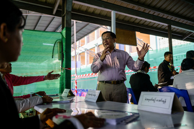 Panglima militer Min Aung Hlaing mengunjungi tempat pemungutan suara selama fase ketiga dan terakhir pemilihan umum Myanmar di Mandalay, Myanmar, Minggu (25/1/2026). Foto: ANTHONY WALLACE / AFP