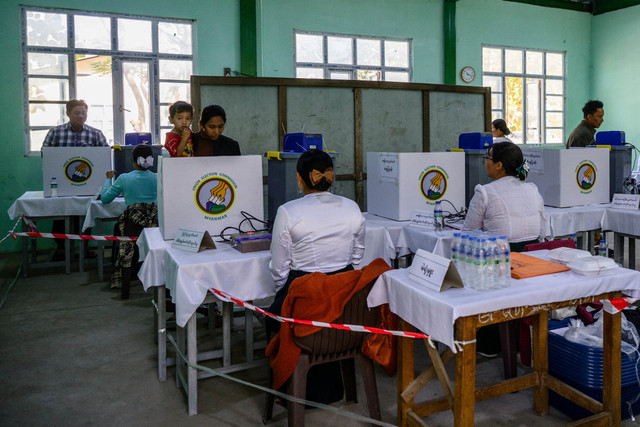 Seorang pemilih memberikan suara di tempat pemungutan suara selama fase ketiga dan terakhir pemilihan umum Myanmar di Mandalay, Myanmar, Minggu (25/1/2026). Foto: ANTHONY WALLACE / AFP