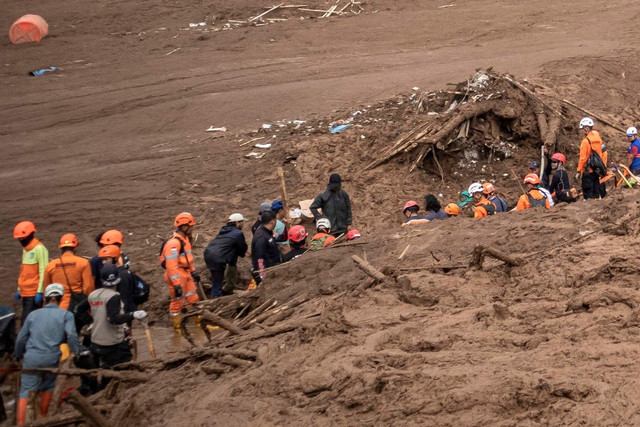 Tim SAR gabungan melakukan pencarian korban bencana tanah longsor di Desa Pasirlangu, Cisarua, Kabupaten Bandung Barat, Jawa Barat, Minggu (25/1/2026). Foto: Abdan Syakura/ANTARA FOTO