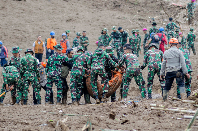 Tim SAR gabungan mengevakuasi jenazah korban bencana tanah longsor yang ditemukan di Desa Pasirlangu, Cisarua, Kabupaten Bandung Barat, Jawa Barat, Minggu (25/1/2026). Foto: Abdan Syakura/ANTARA FOTO