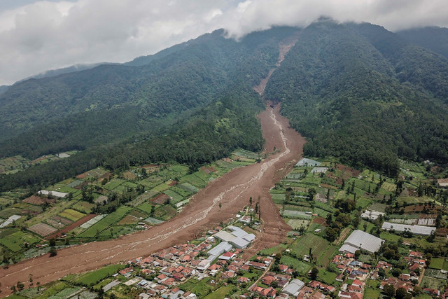 Foto udara kondisi lahan pertanian dan rumah warga yang terdampak bencana tanah longsor di Desa Pasirlangu, Cisarua, Kabupaten Bandung Barat, Jawa Barat, Minggu (25/1/2026).  Foto: Abdan Syakura/ANTARA FOTO