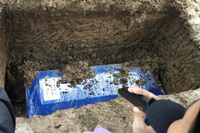 Upacara pemakaman pilot pesawat ATR 42-500 Andy Dahananto di TPU Ranca Sadang, Desa Sodong, Kecamatan Tigaraksa, Kabupaten Tangerang, Minggu, (25/1/2026). Foto: kumparan