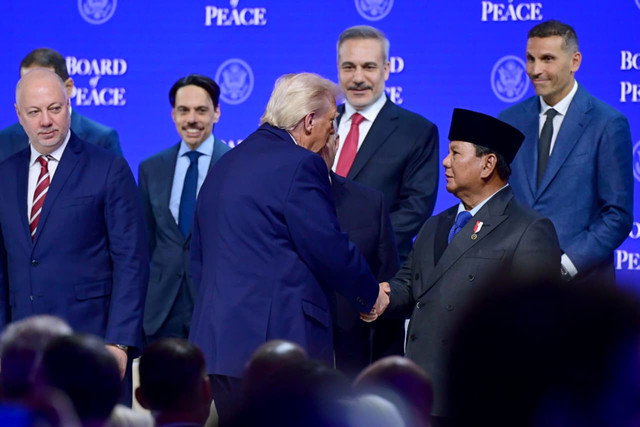 Usai menandatangani Board of Peace (BoP) Charter, Presiden Prabowo Subianto dan Presiden Amerika Serikat Donald Trump tampak berjabat tangan di Davos, Swiss, Kamis, 22 Januari 2026. Foto: Sekretariat Kabinet RI