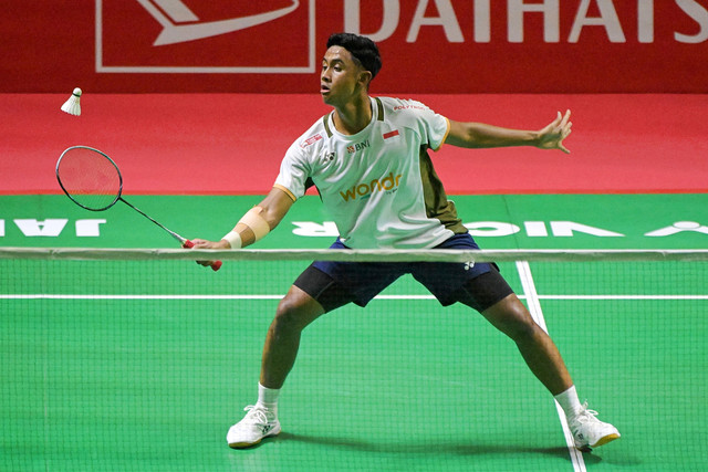 Pebulu tangkis tunggal putra Indonesia Alwi Farhan mengembalikan kok ke arah lawannya asal Thailand, Panitchaphon Teeraratsakul pada babak final Daihatsu Indonesia Masters 2026 di Istora Senayan, Jakarta, Minggu (25/1/2026). Foto: Aditya Pradana Putra/ANTARA FOTO