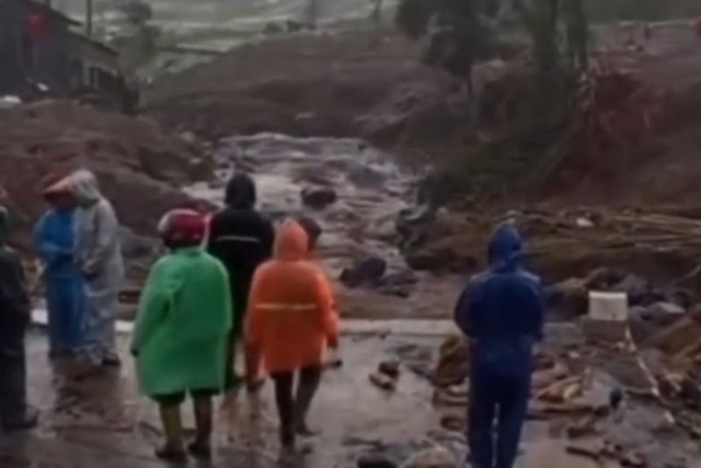 Warga memerhatikan dampak banjir bandang yang melanda Desa Kutabawa, Kecamatan Karangreja, Kabupaten Purbalingga, Jawa Tengah, Jumat (23/1/2026). Foto: Warga/HO/Antara