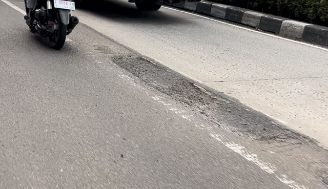 Jalan berlubang dan tidak rata di Jalan MT Haryono, Jakarta Selatan, Minggu (25/1/2026). Foto: Nasywa Athifah/kumparan