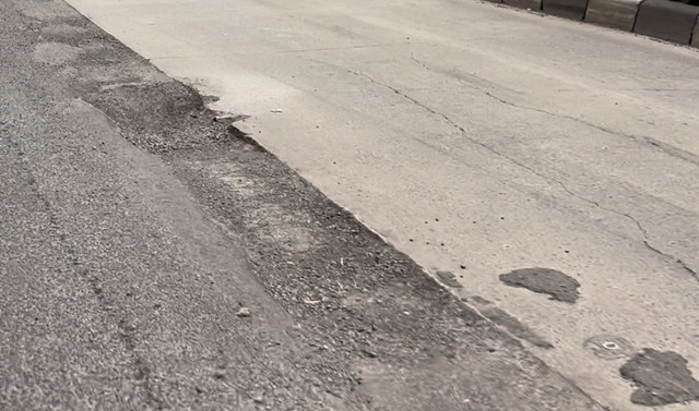 Jalan berlubang dan tidak rata di Jalan MT Haryono, Jakarta Selatan, Minggu (25/1/2026). Foto: Nasywa Athifah/kumparan