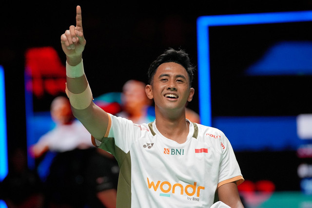 Tunggal putra Indonesia Alwi Farhan berselebrasi usai mengalahkan lawannya asal Thailand, Panitchaphon Teeraratsakul pada babak final Daihatsu Indonesia Masters 2026 di Istora Senayan, Jakarta, Minggu (25/1/2026). Foto: Achmad Ibrahim/AP Photo