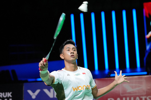 Tunggal putra Indonesia Alwi Farhan mengembalikan kok ke arah lawannya asal Thailand, Panitchaphon Teeraratsakul pada babak final Daihatsu Indonesia Masters 2026 di Istora Senayan, Jakarta, Minggu (25/1/2026).  Foto: Achmad Ibrahim/AP Photo