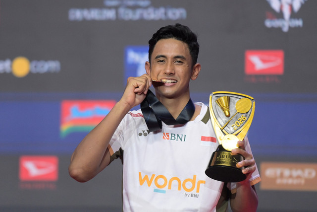 Tunggal putra Indonesia Alwi Farhan berpose memegang medali dan pialanya usai menjuarai Daihatsu Indonesia Masters 2026 di Istora Senayan, Jakarta, Minggu (25/1/2026).  Foto: Sulthony Hasanuddin/ANTARA FOTO 