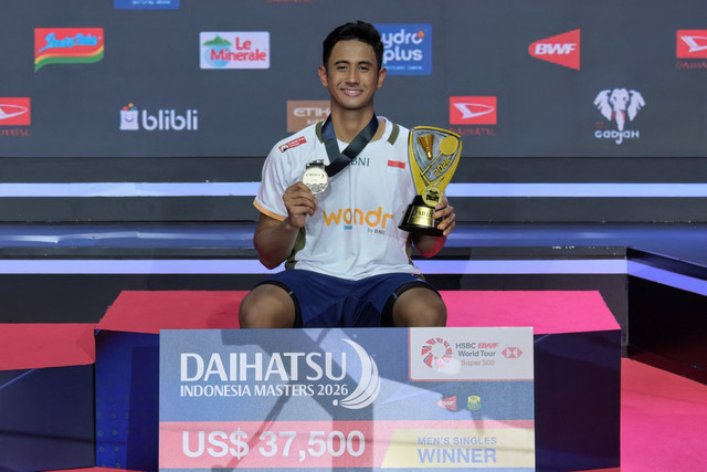 Tunggal putra Indonesia Alwi Farhan berpose memegang medali dan pialanya usai menjuarai Daihatsu Indonesia Masters 2026 di Istora Senayan, Jakarta, Minggu (25/1/2026).  Foto: Bay Ismoyo/AFP