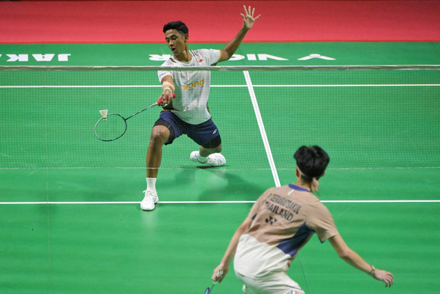 Tunggal putra Indonesia Alwi Farhan (atas) mengembalikan kok ke arah lawannya asal Thailand, Panitchaphon Teeraratsakul pada babak final Daihatsu Indonesia Masters 2026 di Istora Senayan, Jakarta, Minggu (25/1/2026). Foto: Sulthony Hasanuddin/ANTARA FOTO