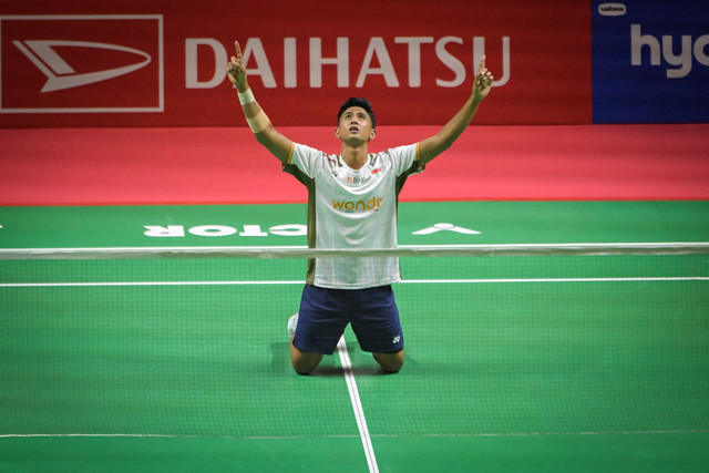 Tunggal putra Indonesia Alwi Farhan berselebrasi usai mengalahkan lawannya asal Thailand, Panitchaphon Teeraratsakul pada babak final Daihatsu Indonesia Masters 2026 di Istora Senayan, Jakarta, Minggu (25/1/2026). Foto: Sulthony Hasanuddin/ANTARA FOTO 