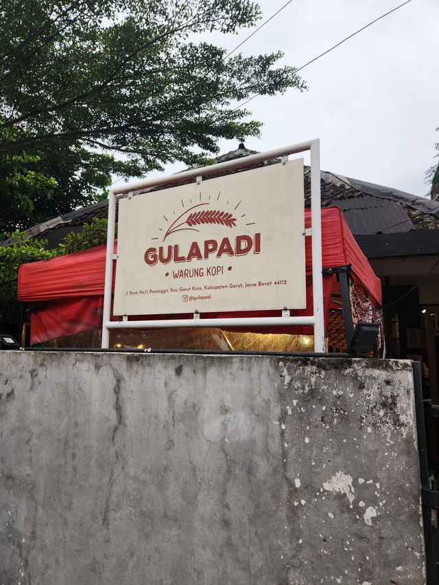 Warung makan Gulapadi yang ada di Garut yang menjual aneka donat.  Foto: Ela Nurlaela/kumparan