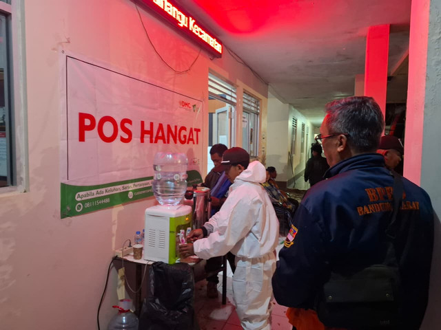 Pos Hangat Yang Disediakan Oleh Tim DMC Dompet Dhuafa Jawa Barat Untuk Penyintas Bencana Banjir Bandang dan Tanah Longsor di Bandung Barat