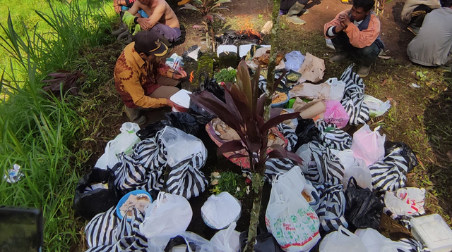 Warga menata makanan sebagai santapan bersama di makam Mbah Kendilwesi