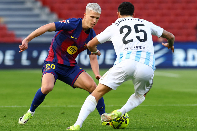 Pemain FC Barcelona Dani Olmo berebut bola dengan pemain Real Oviedo Javi Lopez pada pertandingan Liga Spanyol di Camp Nou, Barcelona, Spanyol, Minggu (25/1/2026). Foto: Albert Gea/REUTERS