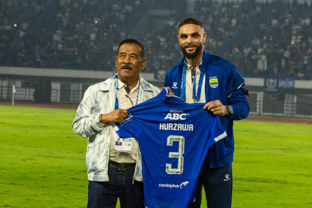 Manajer Tim Persib Bandung Umuh Muchtar (kiri) berfoto bersama pemain Layvin Kurzawa dengan jersi Persib Bandung di Stadion Gelora Bandung Lautan Api (GBLA), Bandung, Jawa Barat, Minggu (25/1/2026).  Foto: Novrian Arbi/ANTARA FOTO