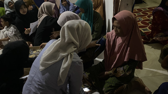 Kegiatan Penyuluhan dan Pemeriksaan Tekanan Darah pada Lansia di Dusun Sendangrejo, Desa Sidorejo, Kabupaten Lamongan (21/1) (Foto:Dok.Tim).