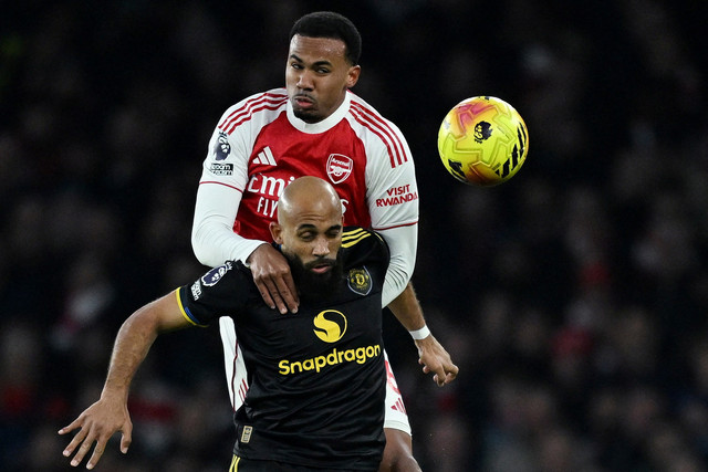 Pemain Arsenal Gabriel Magalhaes berebut bola dengan pemain Manchester United Bryan Mbeumo pada pertandingan Liga Inggris di Emirates Stadium, London, Inggris, Minggu (26/1/2026). Foto: Dylan Martinez/REUTERS