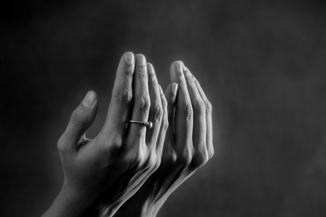 Ilustrasi seorang sedang berdoa ketika malam. Foto: Pixabay