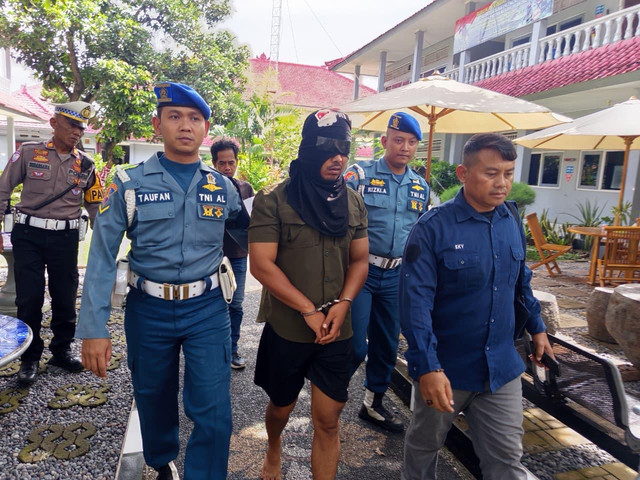 Pelaku penjualan senpi ilegal di Bali (tengah). Foto: Dispenal
