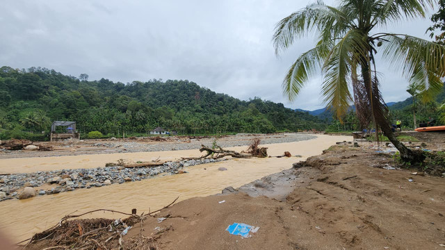 Sungai yang sudah melebar hampir dua kali lipat pasca banjir dan longsor di Korong Asam Pulau, Nagari Anduriang, Kec. Kayu Tanam, Kab. Padang Pariaman, Sumatera Barat. (Sumber: Istimewa)  