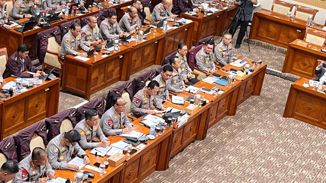 Suasana rapat kerja Komisi III DPR dengan Kapolri Jenderal Listyo Sigit Prabowo dan Kapolda se-Indonesia di Kompleks Parlemen, Senayan, Jakarta, Senin (26/1). Foto: Nasywa Athifah/kumparan