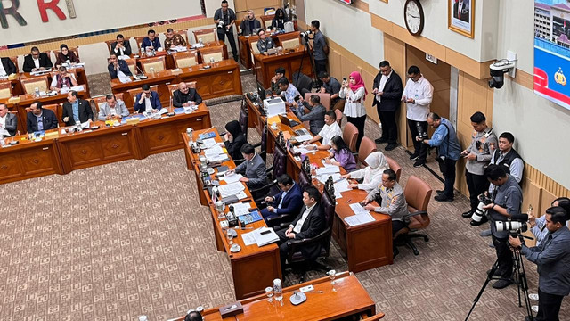 Suasana rapat kerja Komisi III DPR dengan Kapolri Jenderal Listyo Sigit Prabowo dan Kapolda se-Indonesia di Kompleks Parlemen, Senayan, Jakarta, Senin (26/1). Foto: Nasywa Athifah/kumparan