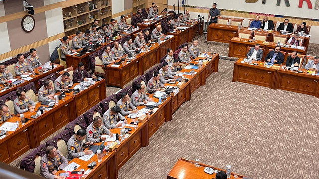 Suasana rapat kerja Komisi III DPR dengan Kapolri Jenderal Listyo Sigit Prabowo dan Kapolda se-Indonesia di Kompleks Parlemen, Senayan, Jakarta, Senin (26/1). Foto: Nasywa Athifah/kumparan