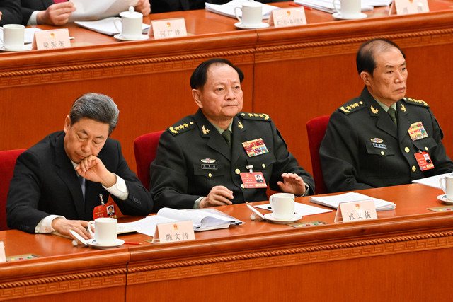 Zhang Youxia (tengah), wakil ketua peringkat pertama CMC, dan He Weidong (kanan), mantan wakil ketua peringkat kedua Komisi Militer Pusat (CMC) Tiongkok. Foto: Adek Berry / AFP