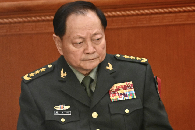 Zhang Youxia, wakil ketua peringkat pertama Komisi Militer Pusat (CMC), menghadiri upacara pembukaan Konferensi Konsultatif Politik Rakyat Tiongkok (CPPCC) di Balai Besar Rakyat di Beijing pada 4 Maret 2025. Foto: Pedro Pardo / AFP