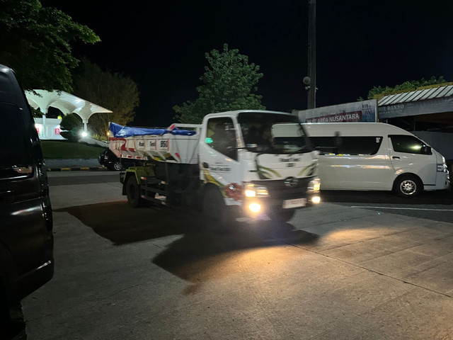 Unit truk Hino dalam rangkaian pengujian bahan bakar Biodiesel B50 di Rest Area KM 102 Tol Cikopo-Palimanan, Kamis (22/1/2026). Foto: Syahrul Ghiffari/kumparan