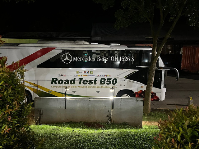 Unit bus Mercedes-Benz OH 1626 S dalam rangkaian pengujian bahan bakar Biodiesel B50 di Rest Area KM 102 Tol Cikopo-Palimanan, Kamis (22/1/2026). Foto: Syahrul Ghiffari/kumparan