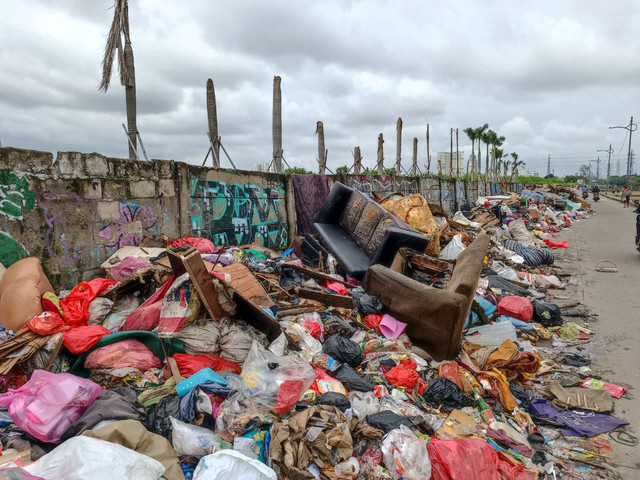 Sampah berserakan di Kembangan Baru, Jakarta Barat tepat di samping Kali Mookervart pada Senin (26/1). Foto: Ryan Iqbal/kumparan