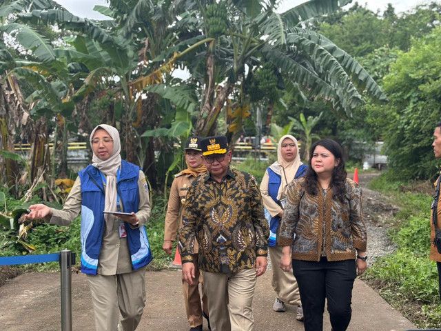 Pramono Anung meninjau pengerukan Kali Sepak, Kembangan, Jakbar pada Senin (26/1). Foto: Amira Nada Fauziyyah/kumparan